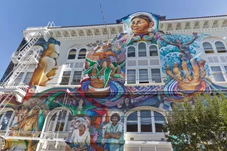 丰富多彩的, large-scale mural covers the side of the Women's Building in San 弗朗西斯co's Mission District.